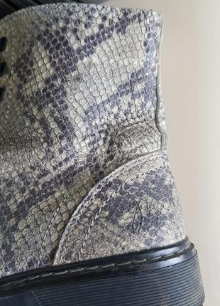 Кожаные демисезонные ботинки на низком каблуке змеиный принт 379 фото