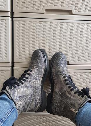 Кожаные демисезонные ботинки на низком каблуке змеиный принт 3710 фото