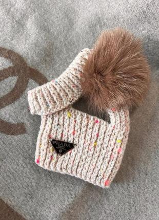 Брендова шапка-труба для собак ручної в'язки prada з натуральним коричневим бубоном, бежева
