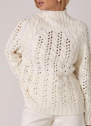 Женский теплый свитер с высокой горловиной