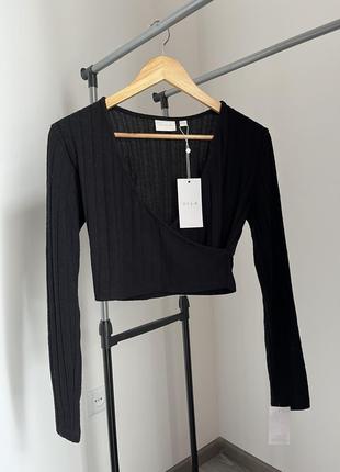 Чорна кофта в рубчик на запах