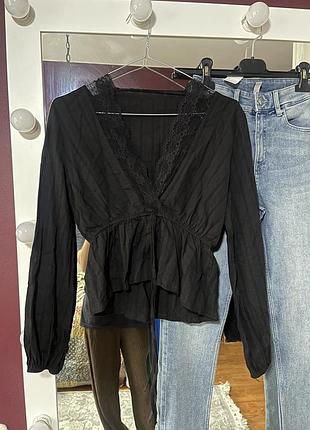 Черная рубашка блуза с кружевом на завязках