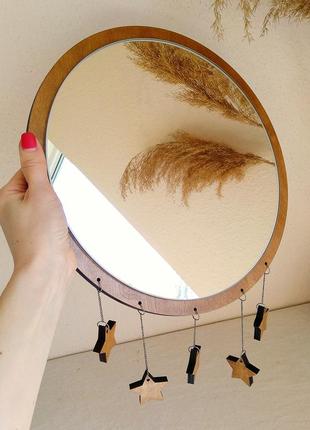 Кругле декоративне дзеркало з висячими зірками в дерев'яній рамі, інтер'єрне дзеркало...