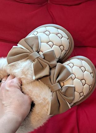 Молочні уги короткі жіночі з хутром, дутіки утеплені для дівчат, дутики, автоледі...