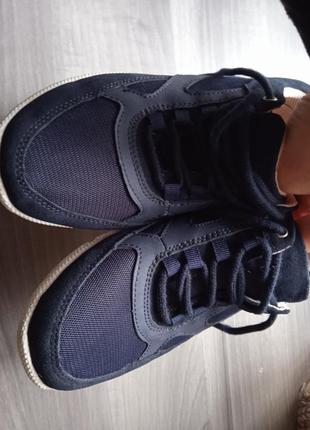 Кросівки жіночі