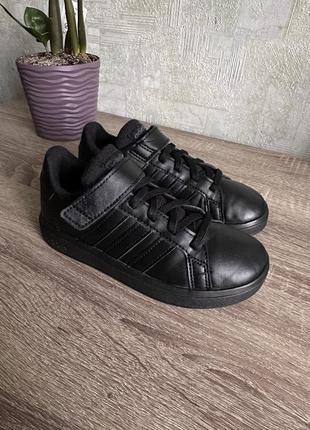 Фірмові кросівки adidas