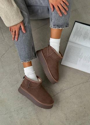Натуральные замшевые шоколадные угги на высокой подошве (мини)