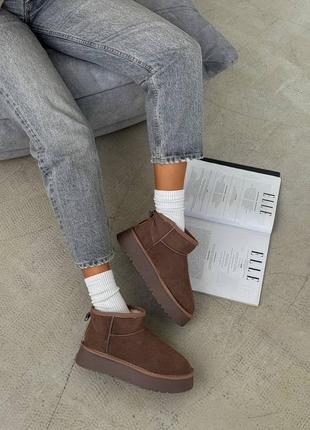 Натуральные замшевые шоколадные угги на высокой подошве (мини)