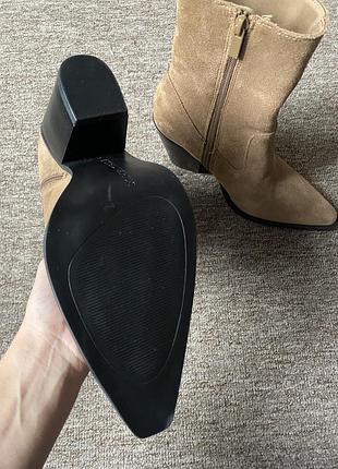 Нові козаки з натуральної замші stradivarius