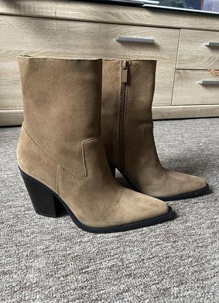 Нові козаки з натуральної замші stradivarius