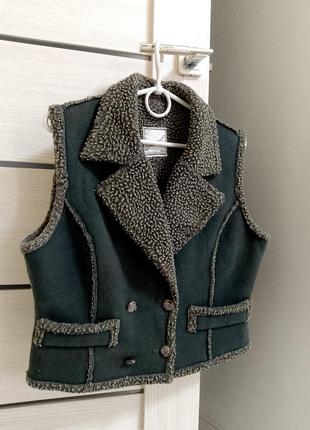 Теплая деми жилетка на искусственной овчине короткая под дубленку безрукавка баранец