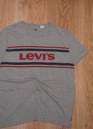 Серая трикотажная футболка levis
