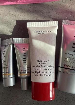 Elizabeth arden. набор косметики для путешествий в косметичке