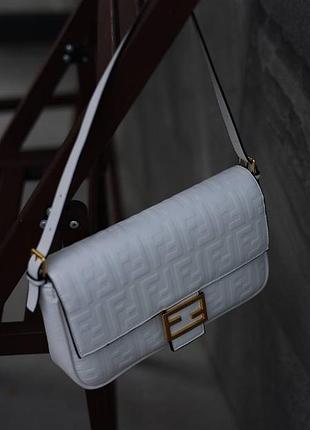 Жіноча трендова сумочка білого кольору fendi baguette white