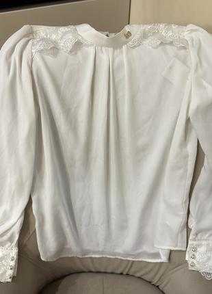 Жіноча молочна блузка сорочка з перлами та мереживом