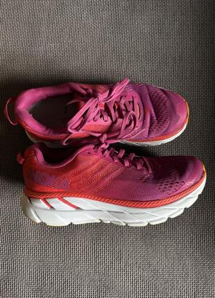 Беговые кроссовки hoka