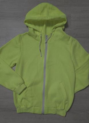 Худи на молнии с карманами и капюшоном.