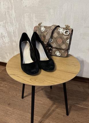 Черные замшевые туфли