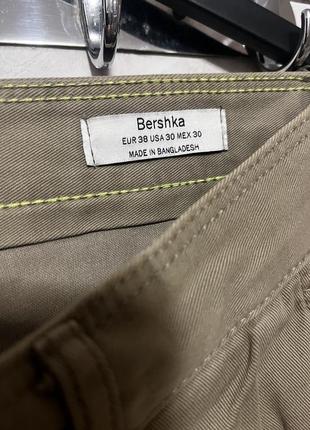 Круті джинси bershka пісочного кольору з защипами на талії3 фото