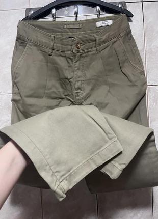 Круті джинси bershka пісочного кольору з защипами на талії