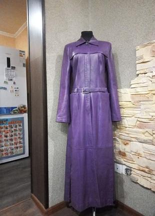 Шкіряний бузковий плащ