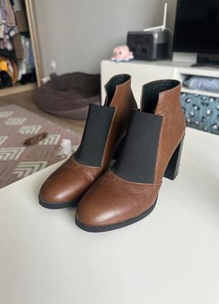 Коричневые ботинки женские на каблуке кожаные