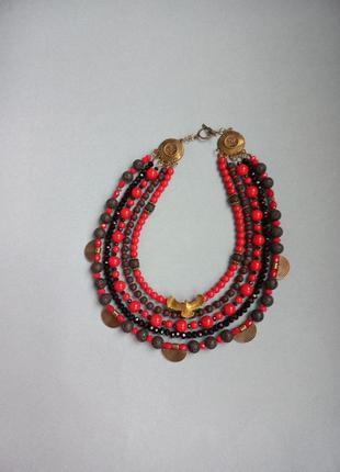 Колье из скамьи и коралла