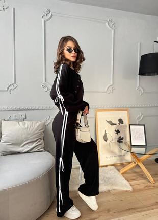 Стильный женский черный костюм с лампасами