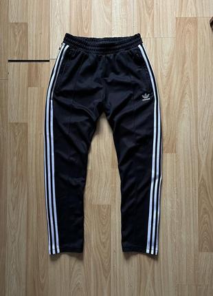 Оригинальные зауженные спортивные штаны adidas