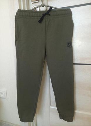 Теплі демісезонні осінні весняні спортивні штани зелені хакі на флісі f&f для хлопчика 6-7 років 122