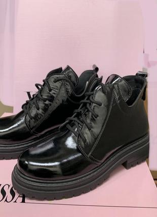 Стильные лакированные сапоги