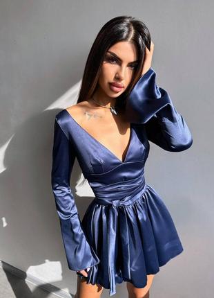 Святкова атласна сукня з довгими рукавами та пишною спідницею глибокий виріз