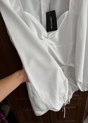 Белое платье с объемными рукавами