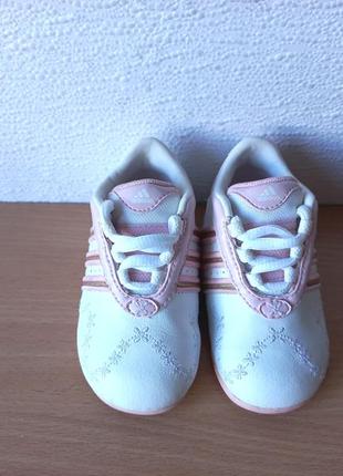 Білі кросівки adidas 19 р. устілка 11,7 см