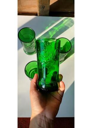 Стеклянный бокал из бутылки зеленый