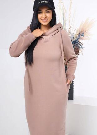 Теплое платье из трехнитки с начесом с капюшоном и карманами миди длины