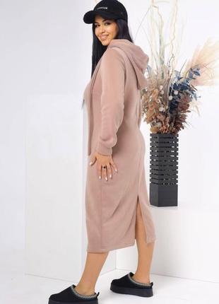 Теплое платье из трехнитки с начесом с капюшоном и карманами миди длины