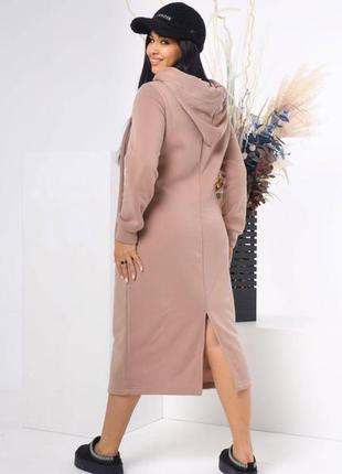 Теплое платье из трехнитки с начесом с капюшоном и карманами миди длины