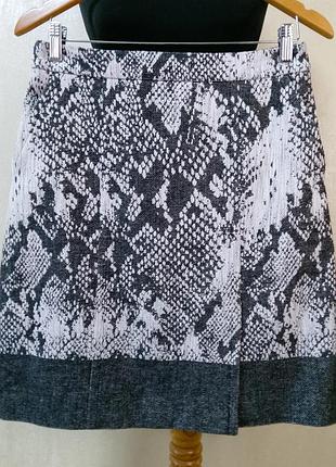 Стильна спідниця у зміїний принт boss hugo boss.