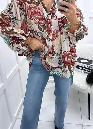 Яркая топ-блуза  с кремовым цветочным принтом