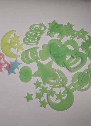 Фосфорные фигурки светятся