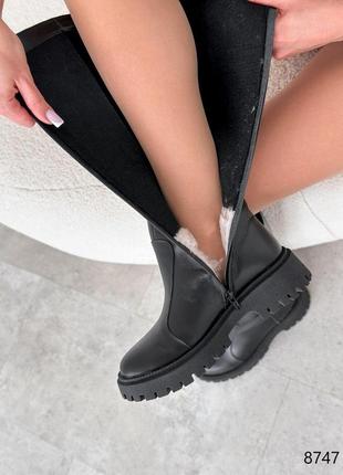 Зимние женские бежевые и чёрные кожаные сапоги на тракторной подошве