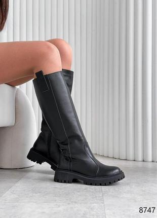 Зимние женские бежевые и чёрные кожаные сапоги на тракторной подошве