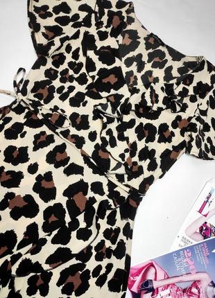 Платье женское мини в леопардовый принт с рюшами от бренда boohoo s