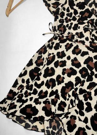 Платье женское мини в леопардовый принт с рюшами от бренда boohoo s