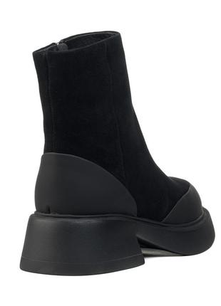 Зимние женские ботинки с удобным толстым каблуком и стильным носком с теплым мехом черные...