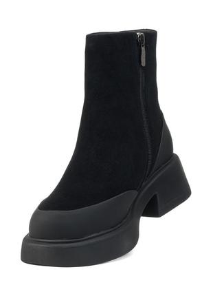 Зимние женские ботинки с удобным толстым каблуком и стильным носком с теплым мехом черные...