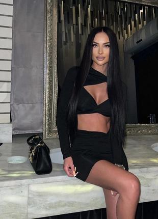 Стильный черный костюм с узлом на вырезах