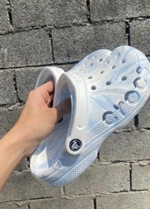 Крокс бая марблед клог голубые с белым crocs baya marbled clog white/blue