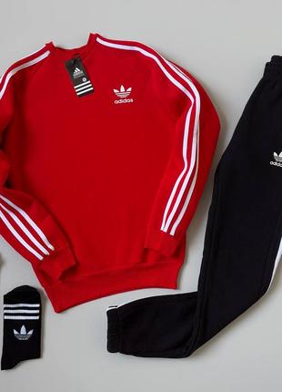 Теплый костюм adidas: свитшот-брюки
2 пары носка в подарок